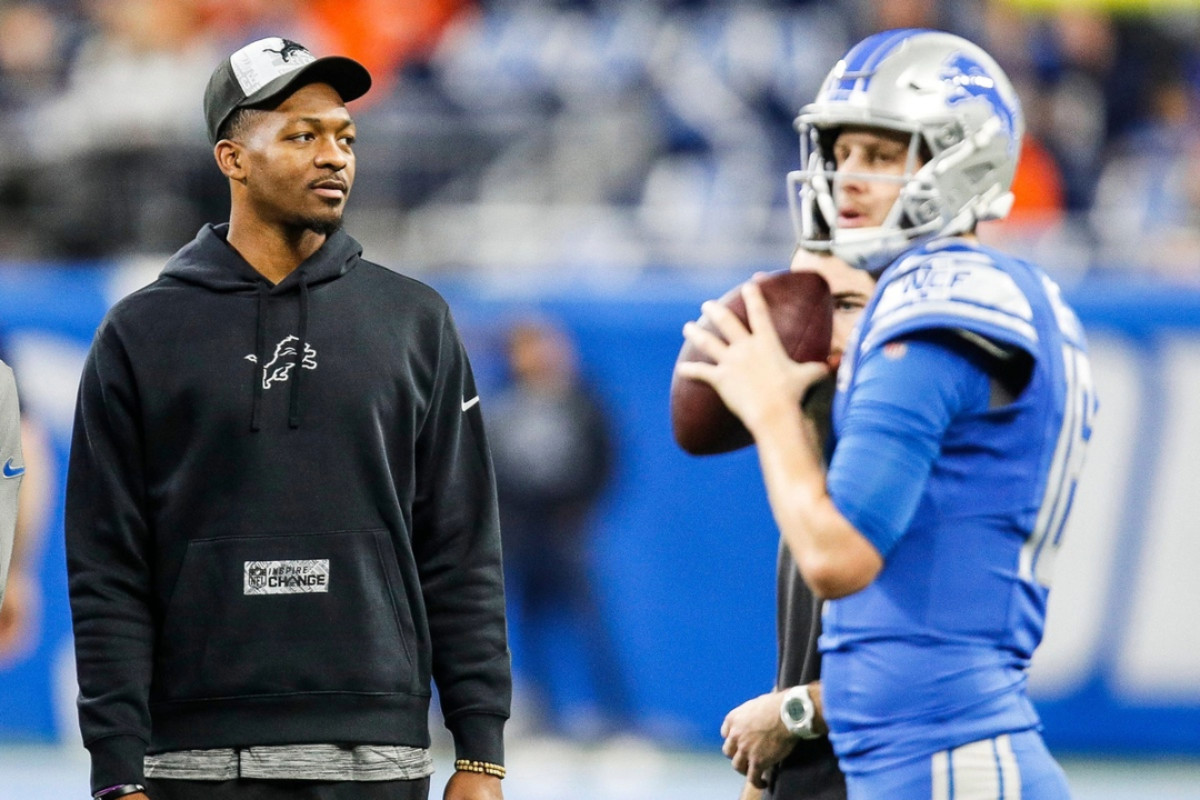 Detroit Lions quarterback Hendon Hooker watches Jared Goff